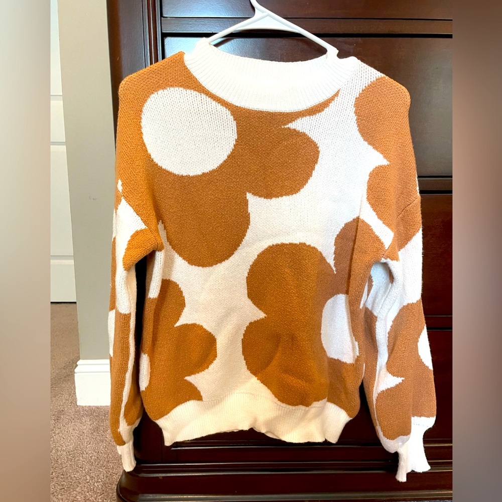 Floral Patterned Sweater - White and orangish tan